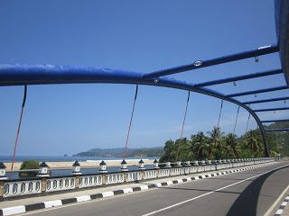 Jembatan biru di pantai Soge, Pacitan.