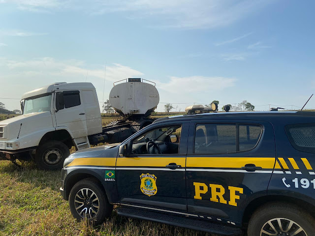 Condutor abandonou a carreta carregada com cigarros e tentou escapar a pé, mas foi detido
