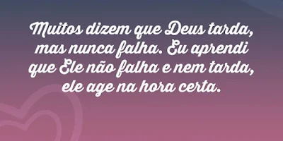 imagem com fundo colorido com a frase: Deus não falha e nem tarde, Ele age na hora certa