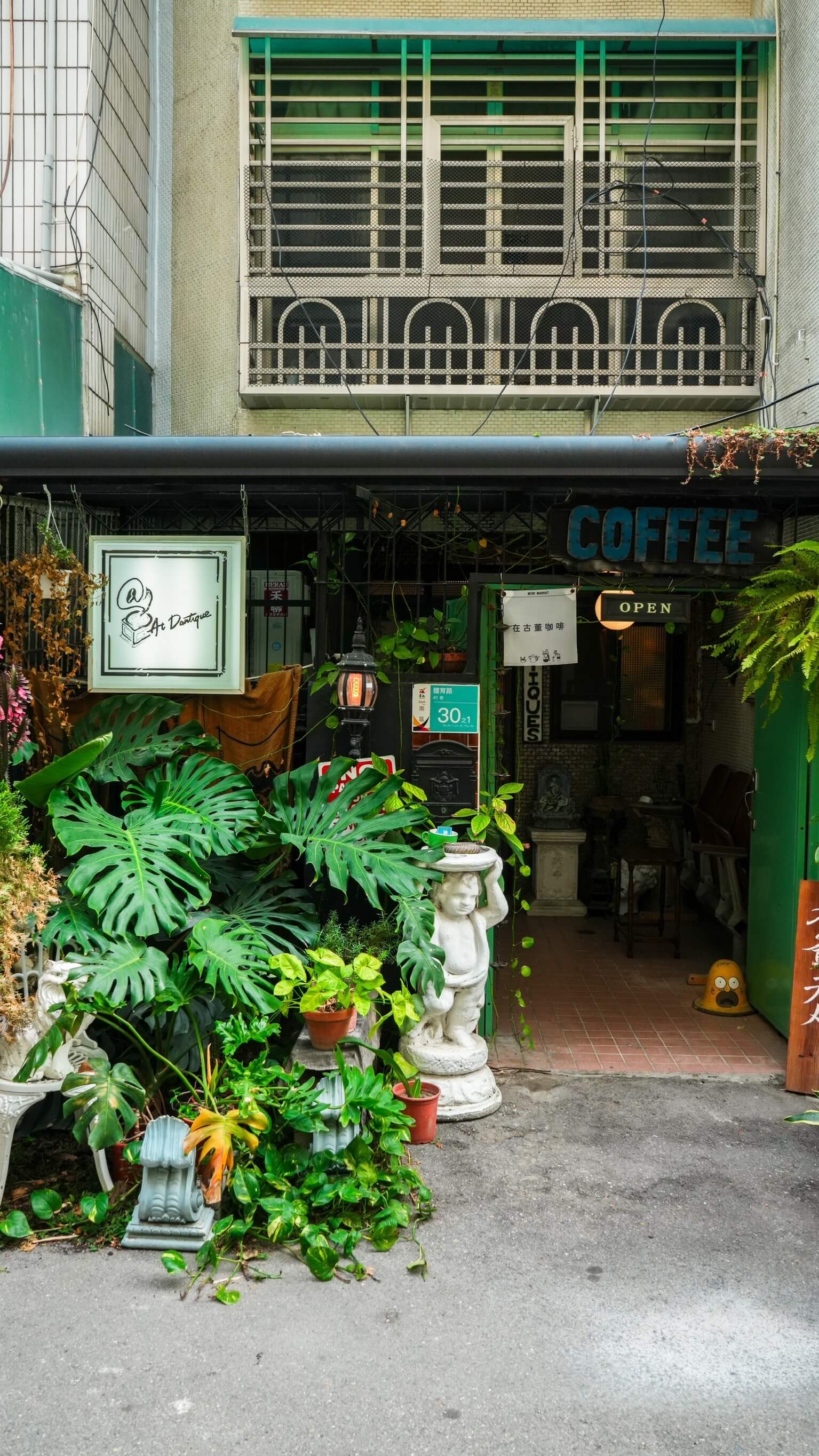 台南咖啡廳推薦【在古董咖啡】最神秘的咖啡廳隱身於體育路巷弄中