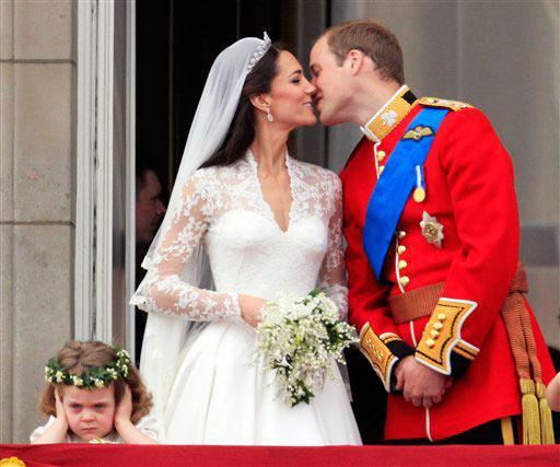 william and kate skiing photo. william and kate skiing kiss.