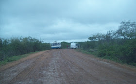 Blog de andreluizichu : REPÓRTER ANDRÉ LUIZ - ICHU - BAHIA - (75) 8122-4970 - DEUS É FIEL - EMAIL: andreluizichu@hotmail.com, Ichu: Micro-ônibus que transportava professores desce barranco causando pânico entre os passageiros