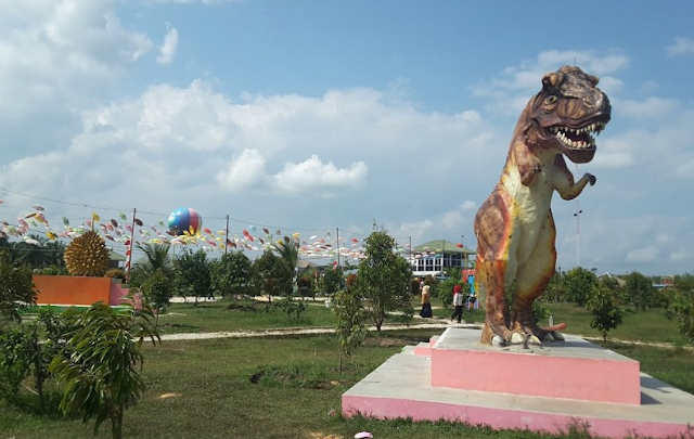 Patung Dinosaurus Wisata Agro Nadin Kampar.png