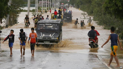 Residents wade through raging floodwaters brought about by Typhoon Koppu at Zaragosa township, Nueva Ecija province, north of Manila, Philippines, Oct. 19, 2015. 