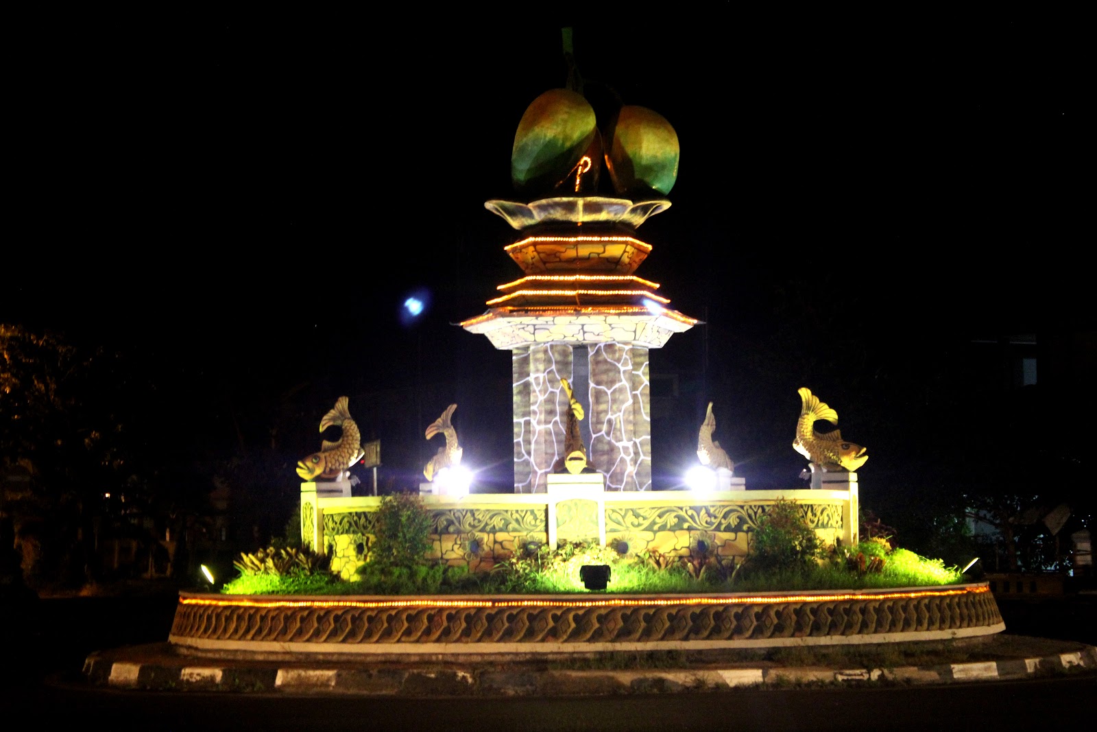 Deddy Doank: Foto Bundaran Indramayu Kota Mangga