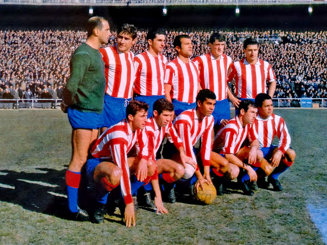 CLUB ATLÉTICO DE MADRID. Temporada 1964-65. Madinabeytia, Griffa, Ramiro, Colo, Glaría, Calleja. Ufarte, Luis, Mendonça, Adelardo y Cardona. REAL MADRID C. F. 0 CLUB ATLÉTICO DE MADRID 1 Domingo 07/03/1965. Campeonato de Liga de 1ª División, jornada 25. Madrid, estadio Santiago Bernabeu. Entrenadores: Real Madrid: Miguel Muñoz. Atlético de Madrid: Otto Bumbel. Árbitro: Jaime Oliva Fortuny. GOLES: 0-1: 74’, Mendonça. Clasificación Liga: Real Madrid: 47 puntos, Campeón de Liga. Atlético de Madrid: 43 puntos, 2º puesto.