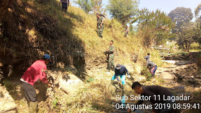 Satgas Subsektor 21-11 Lagadar Angkat Sampah di Anak Sungai Cimahi