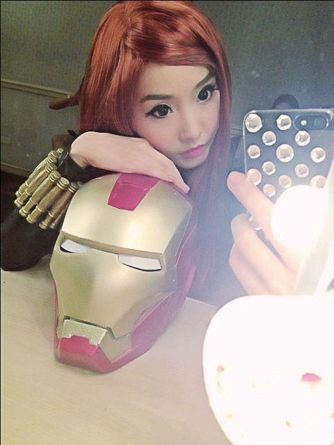 black widow alodia gosiengfiao with iron man helmet 01