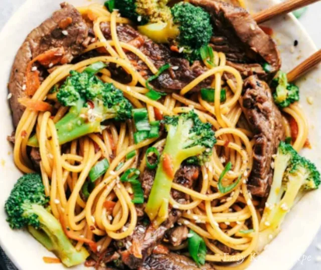 GARLIC BEEF AND BROCCOLI LO MEIN