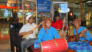 Musik Tradisional Mengalun di Bandara Internasional