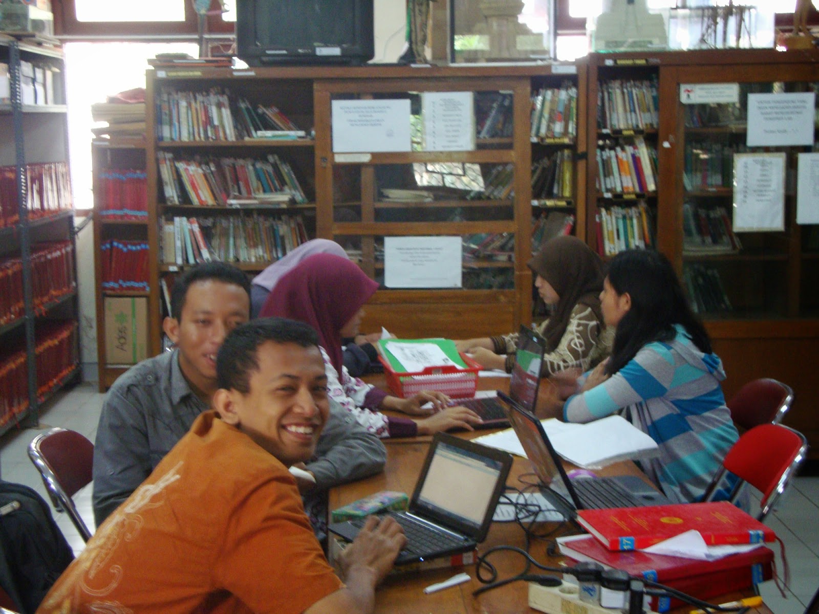 dan berikut foto foto inventaris fasilitas dan suasana Lab dan Perpustakaan Jurusan Sejarah Fakultas Ilmu Sosial Universitas Negeri Yogyakarta