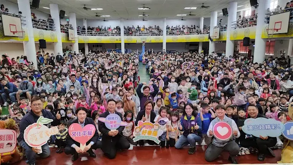 ▲「彰化囡仔好幸福─114年親子劇場鄉鎮巡演活動」今日特邀蘋果劇團來到彰化市民生國小巡演。（彰化縣文化局提供）