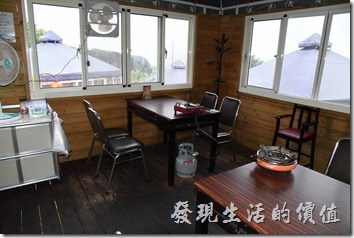 南投清境-好雞婆土雞城。用餐小木屋內的環境。