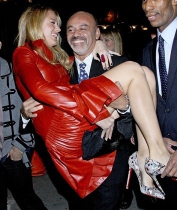 blake-lively-in-braccio-a-louboutin
