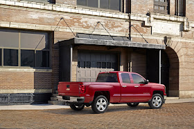 2015 Chevrolet Silverado 1500 Custom rear 7/8 view