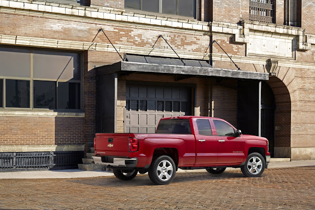 2015 Chevrolet Silverado 1500 Custom rear 7/8 view