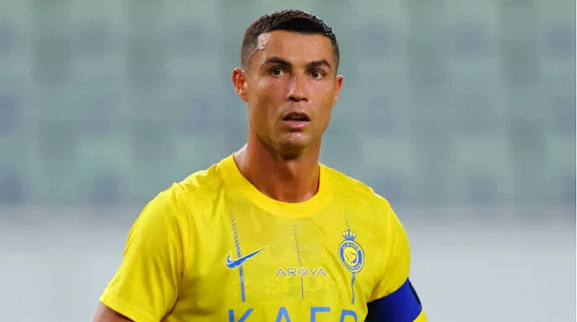 Cristiano Ronaldo ne compte pas s'arrêter en si bon chemin. Après avoir rejoint Al-Nassr, le quintuple Ballon d'Or aurait demandé aux dirigeants de recruter Kevin De Bruyne. L'objectif ? Faire du club saoudien une véritable galaxie du football. Le profil du Belge, passeur prodige et leader sur le terrain, correspond parfaitement aux ambitions de Ronaldo. Si ce transfert se concrétise, cela marquerait une nouvelle étape dans le développement du football saoudien. Imaginez Ronaldo et De Bruyne évoluant côte à côte. Un rêve qui pourrait bientôt devenir réalité si l'on en croit les dernières rumeurs. Les deux stars pourraient former un duo d'une puissance incroyable, capable de faire trembler les défenses les plus solides. Mais ce transfert est loin d'être acquis. De Bruyne est sous contrat avec Manchester City et les Citizens ne le laisseront pas partir facilement. Le championnat saoudien continue de faire parler de lui. Après l'arrivée de Cristiano Ronaldo, c'est désormais Kevin De Bruyne qui pourrait rejoindre Al-Nassr. Cette nouvelle confirme la volonté de l'Arabie Saoudite de devenir une place forte du football mondial. Mais cette politique de recrutement à tout prix soulève de nombreuses questions. Le fair-play sportif est-il encore respecté ? Le football est-il en train de devenir un simple marché où l'argent prime sur tout le reste ?