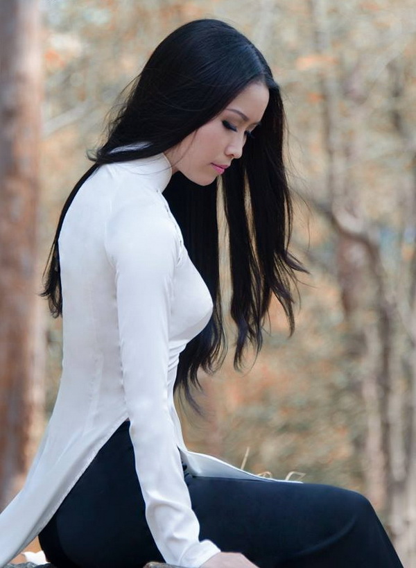 Thiếu nữ ngồi áo dài trắng quần đen