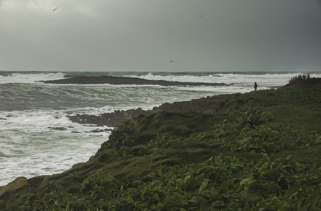 Un homme seul face à la mer en furie.