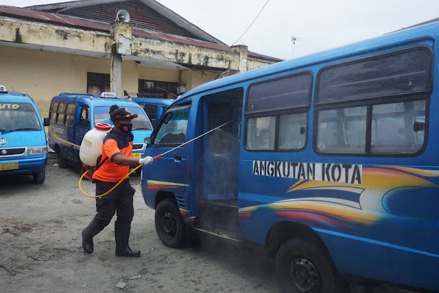 Robby Sapulete Pimpin Gustu Ambon Lakukan Penyemprotan Disinfektan ke Angkot Passo