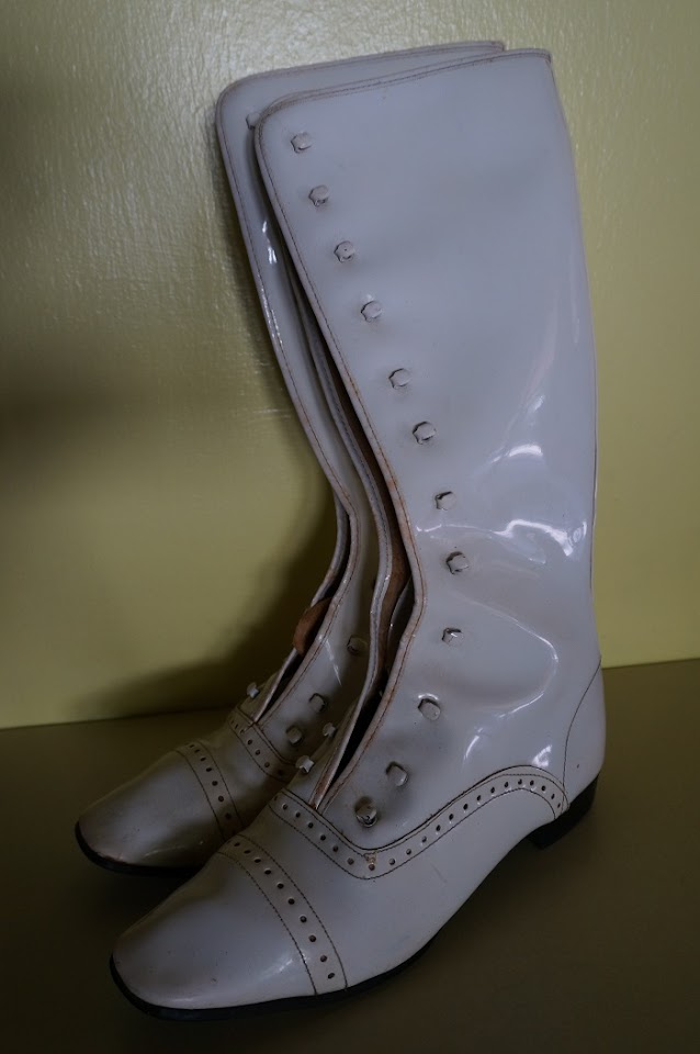 des bottes vernies blanche années 70  70s white patent gogo boots