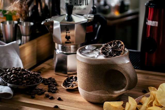 Releitura feita com Café de Cafeteira Italiana e Gin