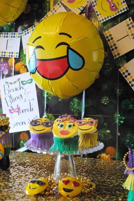 Emojinal Mardi Gras party filled with easy DIY. Get more information over on www.fizzyparty.com