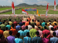 Heboh! Wujud Protes, Pelantikan Pejabat Ini Dilakukan Di Sawah dan Makam Kuno