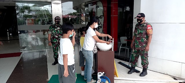 Babinsa Grogol Pantau Prosedur Prokes di beberapa Swalayan di wilayah Kec. Grogol