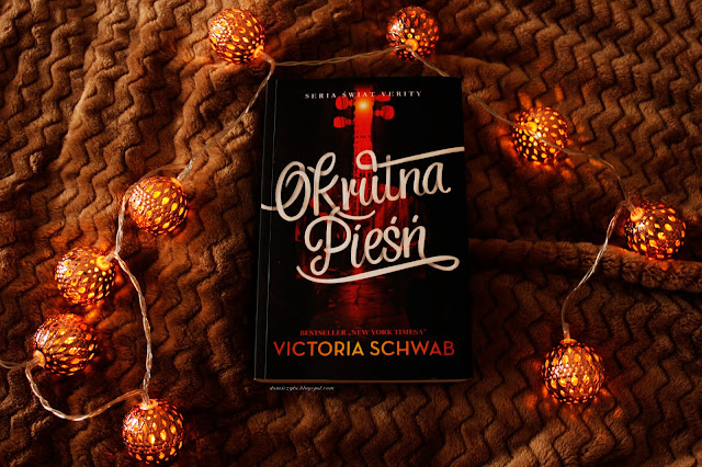 21. Victoria Schwab "Okrutna pieśń"