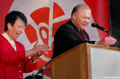 gör som göran persson gest peka med hela handen teckenspråk tolk götaplatsen göteborg foto anders n