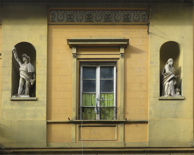 Allegorical statues of autumn and winter, former Four Seasons kindergarten, Corso Amedeo, Livorno