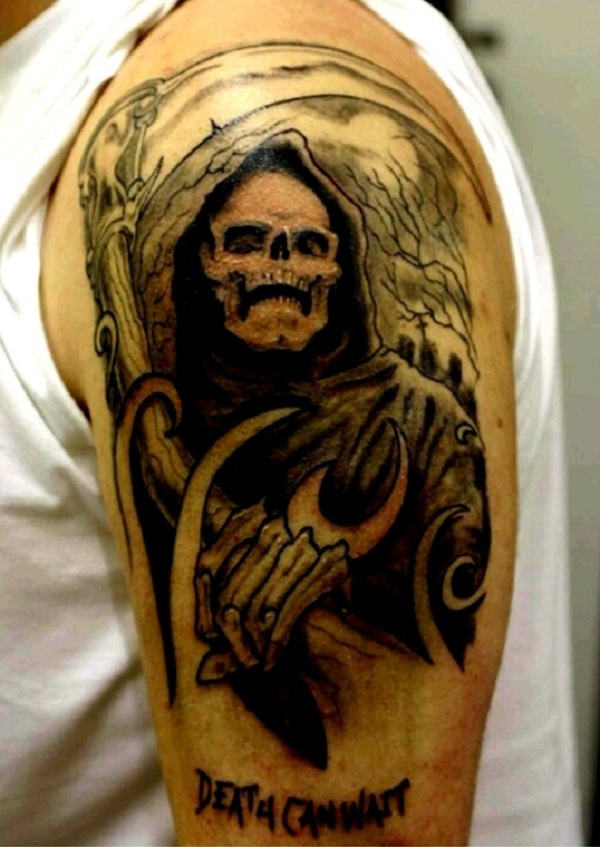 Uma assustadora Grim Reaper tatuagem. Esta concepção é verdadeiramente o coração batendo forte e pode enviar os arrepios até o osso. O reaper é visto estar segurando a foice e escarnecedora mais de você. 