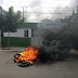 BARREIROS - PE. PELA SEGUNDA VEZ NA SEMANA GARIS PROTESTAM CONTRA FALTA DE PAGAMENTO EM BARREIROS. GARIS CONTRATADOS DA PREFEITURA DO MUNICÍPIO DE BARREIROS, NA MATA SUL DE PERNAMBUCO, VOLTARAM A PROTESTAR NA MANHÃ DESTA SEXTA-FEIRA (30), CONTRA A FALTA DE PAGAMENTO DEVIDO A FUMAÇA ALGUMAS LOJAS DA RUA AYRES BELO NO CENTRO DE BARREIROS, FECHARAM SUAS PORTAS.