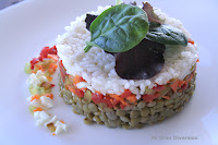  Timbal de lentejas con arroz y crudités de verduras