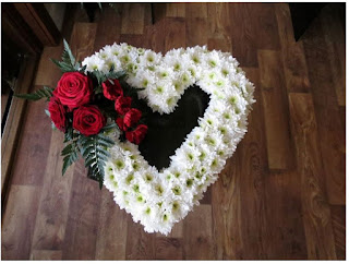 chryzantemy kwiaty na pogrzeb do wiązanki pogrzebowej na trumnę serce ostatnie pożegnanie