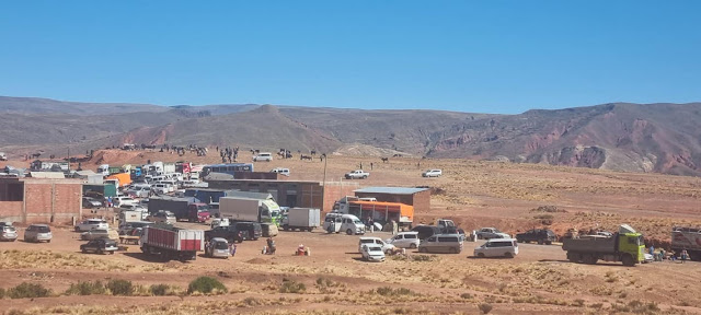 Jeden Mittwoch wird Pampa Colorada Bolivien zu einem größeren Wochenmarkt in der Provinz Chayanta. Es wird folgendes verkauft: Autos, Vieh, Artefakte, Kleidung, Gemüse und anderes. Inzwischen kann man Pampa Colorada auch aus dem Weltraum erkennen. 2003 bestand die Stadt noch aus 2 oder 3 Häuser im Jahr 1998 gab es auf den Satellitenbildern hier noch keine menschliche Siedlung zu entdecken. Die Stadt ist weiter stark am Wachsen und jetzt wünschen die Menschen sich auch eine Kirche in ihre kleine Stadt. Teil 02