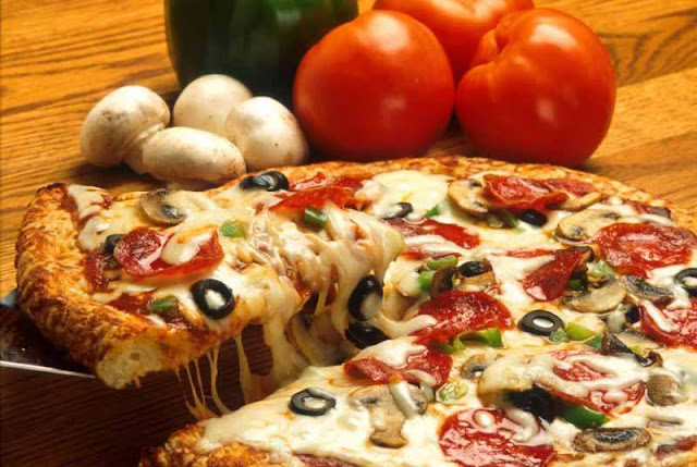 طريقة عمل بيتزا بالزيتون اسود والفطر والبندورة كالمطاعم 