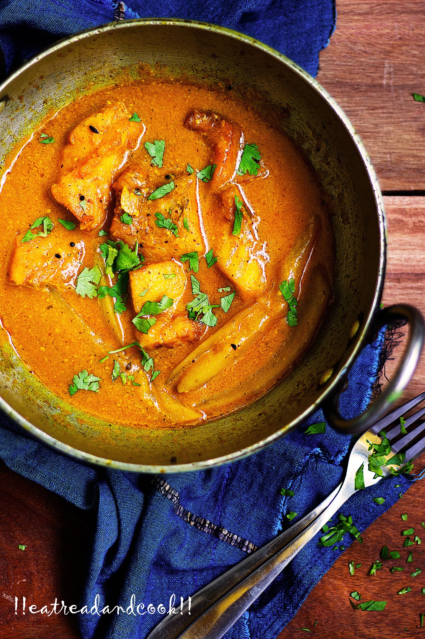 Kancha Aam r Sorshe Diye Macher Jhol / Simple Bengali Fish Curry with Mustard Paste and Raw Green Mangoes