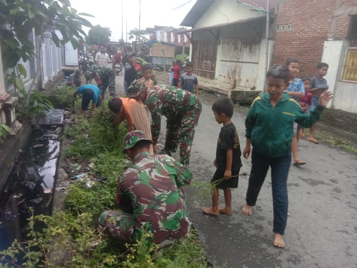Warga Utamakan Kebersamaan Personel Koramil 1426-04/Galesong Membersihkan Saluran Air