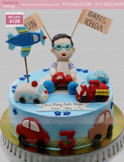 Bánh sinh nhật đẹp hình bé trai 3 tuổi bên ô tô, máy bay