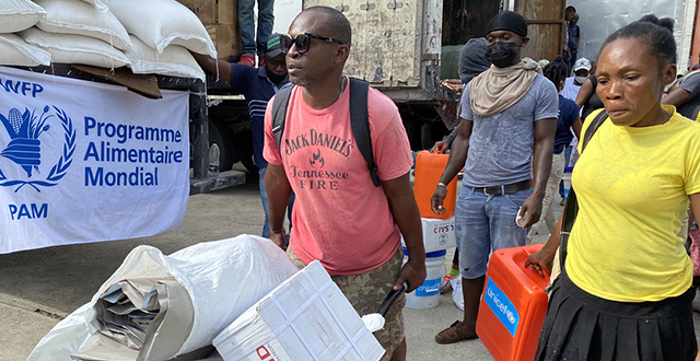 Haitianos afectados por el reciente terremoto reciben suministros de ayuda de las agencias humanitarias en la localidad de Les Cayes.PMA/Alexis Masciarelli