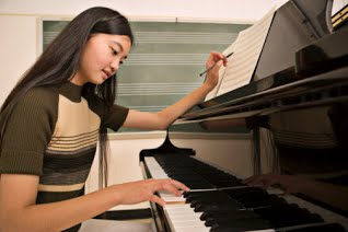 Vừa tập piano vừa đọc nốt cho từng tay