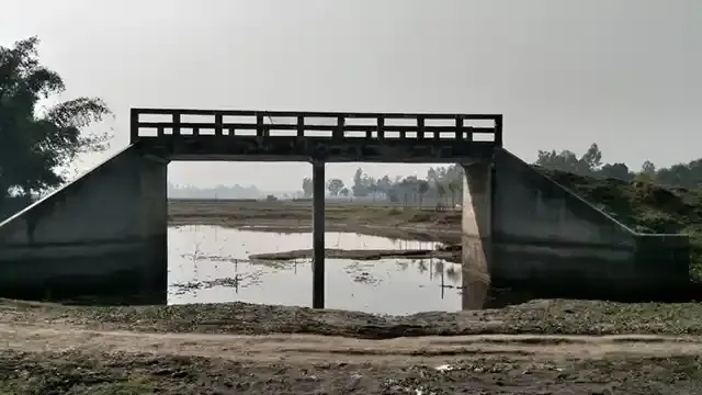 বকশীগঞ্জে মাটি ভরাট না করায় ৮ বছর ধরে কাজে আসছে না ব্রিজ