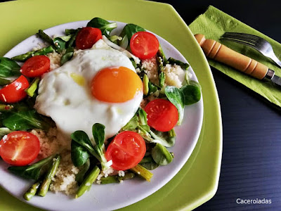 Ensalada de cous cous con verduras y huevo