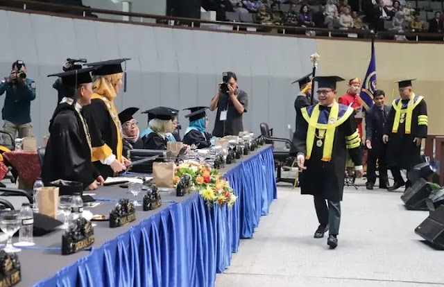 Jalani Prosesi Wisuda Program Doktor, Bupati Bandung Sebut Kesuksesan Perkuliahan Ada Doa Orang Tua 