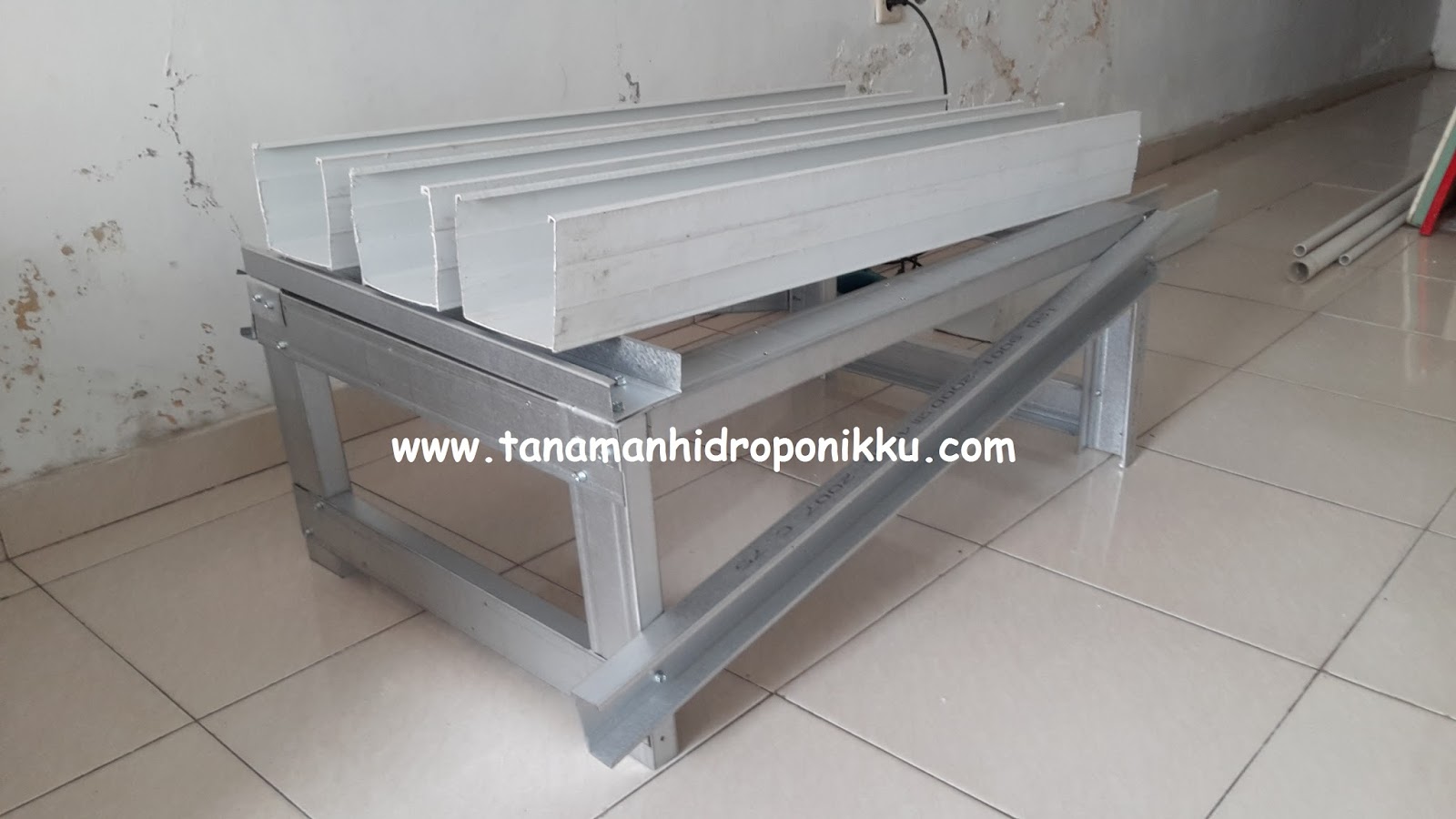 Cara pembuatan sistem NFT hidroponik modal hanya 300 ribu Cara pembuatan sistem NFT hidroponik modal hanya 300 ribu