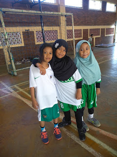 Queen,Icha dan Audrey saat latihan minisoccer