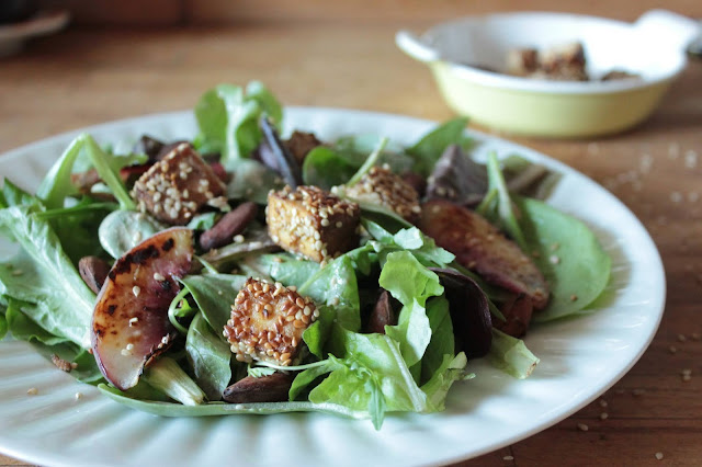 Cuillère et saladier : Salade de pêches grillées, amandes fumées et tofu pané au sésame