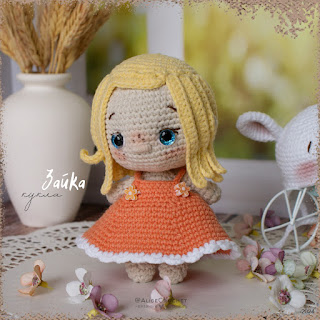 вязаная игрушка крючком кукла в шапочке зайца crochet toy doll wearing a bunny hat